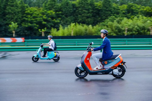 頂級(jí)設(shè)計(jì)硬核性能 雅迪電動(dòng)車城市高端品牌VFLY震撼上市